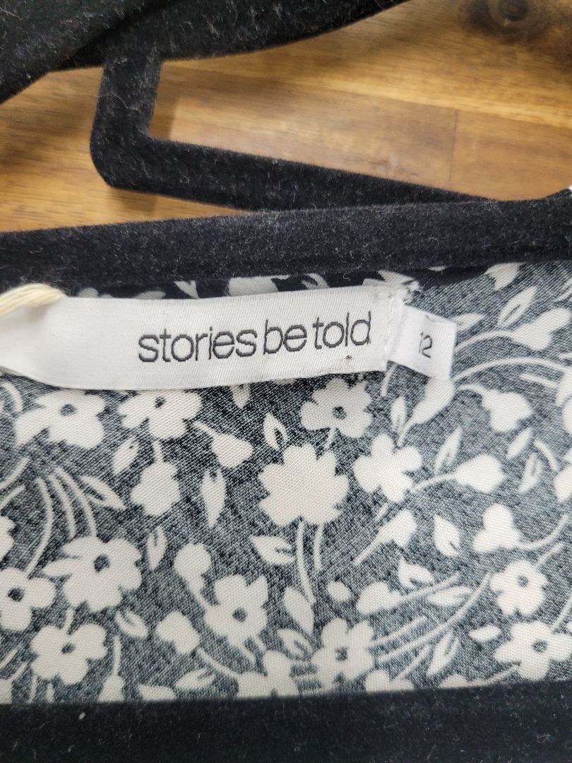Black and white Stories be told Mini wrap, 12