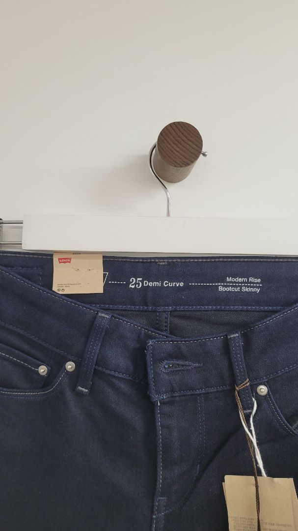 Blue Levi Jeans, 25