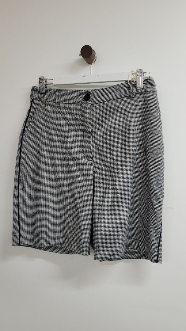 Black and white Moochi Shorts, 10
